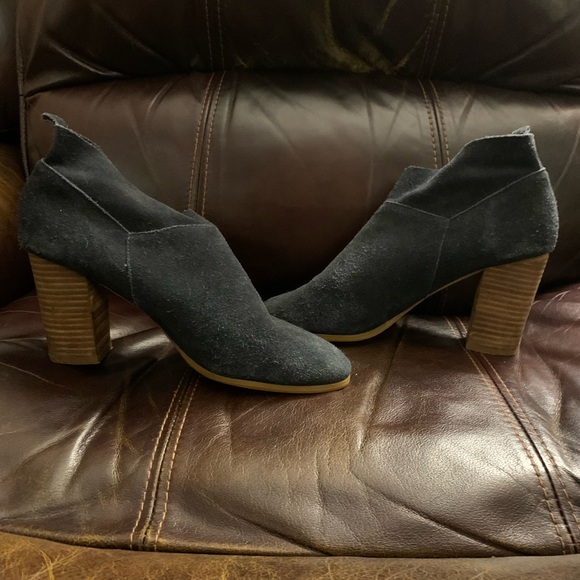 Vintage Crown Navy Suede Chunk Heel Booties - Picture 4 of 7